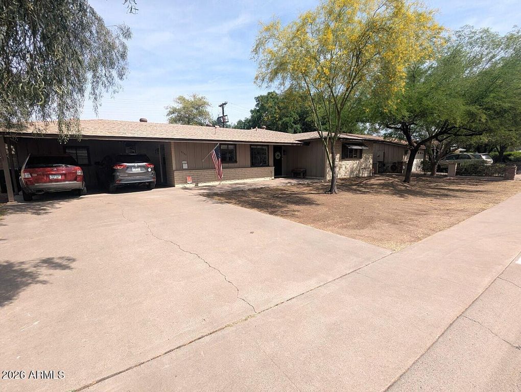 2240 W BERRIDGE Lane, Phoenix, AZ 85015