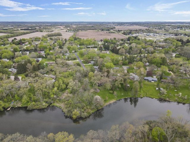 1004 Ridgewood Drive, Stoughton, WI 53589