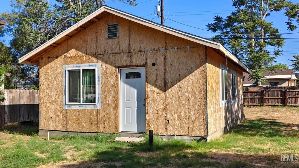 118 Hughes Avenue, Bakersfield, CA 93308