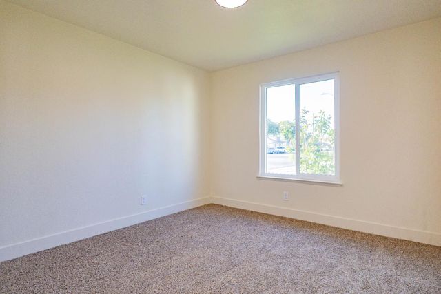 394 W Ashcroft Avenue, Clovis, CA 93612