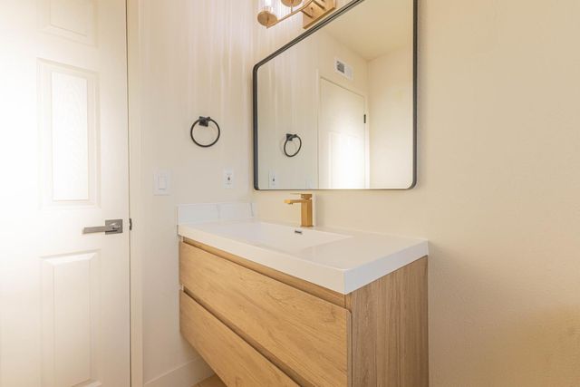 394 W Ashcroft Avenue, Clovis, CA 93612