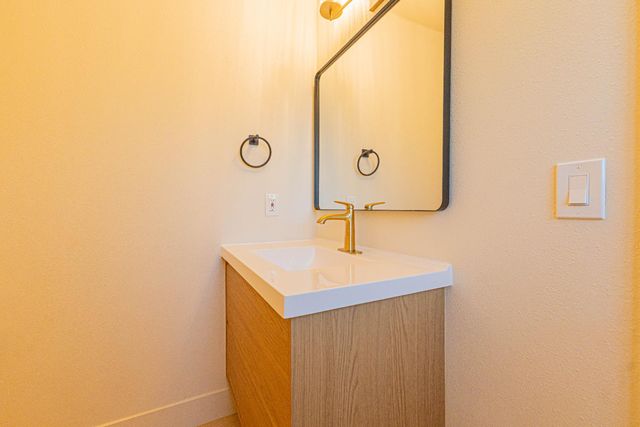 394 W Ashcroft Avenue, Clovis, CA 93612