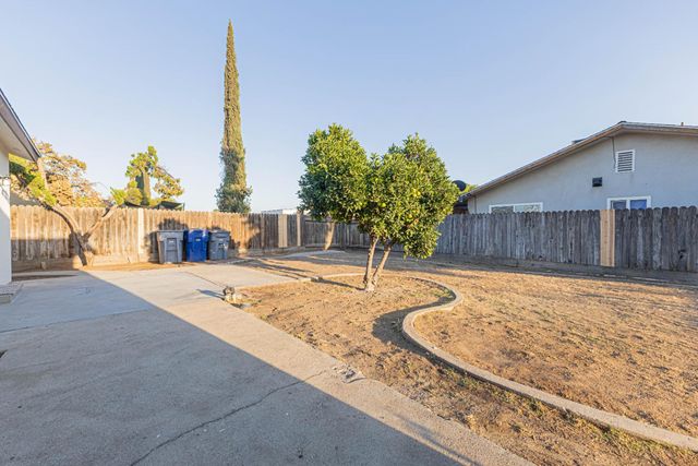 394 W Ashcroft Avenue, Clovis, CA 93612