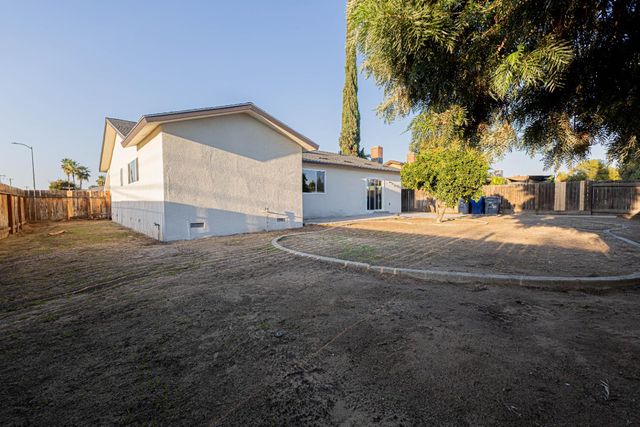 394 W Ashcroft Avenue, Clovis, CA 93612