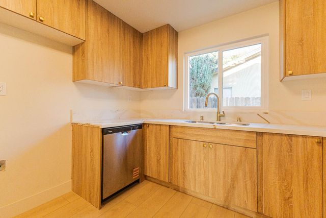 394 W Ashcroft Avenue, Clovis, CA 93612