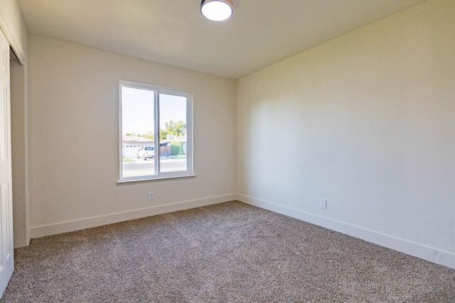 394 W Ashcroft Avenue, Clovis, CA 93612