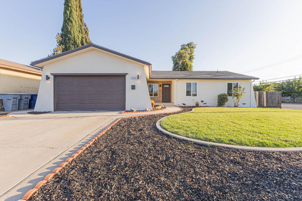394 W Ashcroft Avenue, Clovis, CA 93612