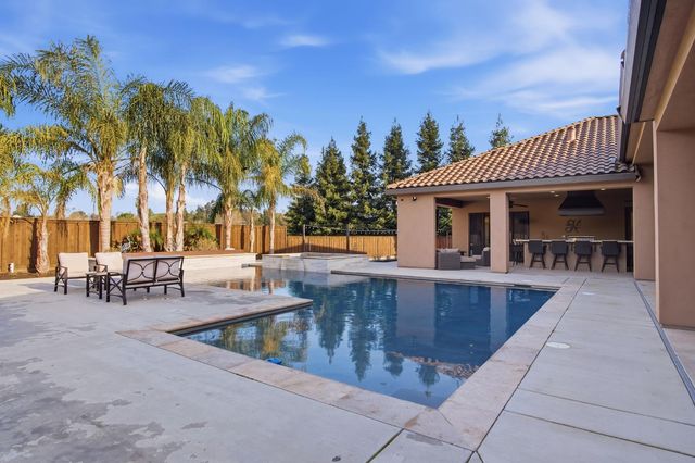 10407 Fox Borough Dr, Oakdale, CA 95361