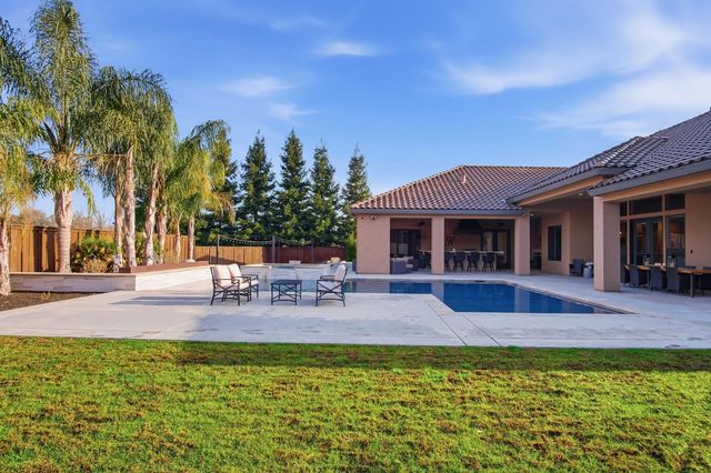 10407 Fox Borough Dr, Oakdale, CA 95361