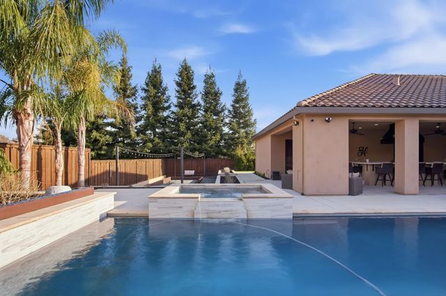 10407 Fox Borough Dr, Oakdale, CA 95361