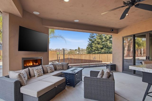 10407 Fox Borough Dr, Oakdale, CA 95361