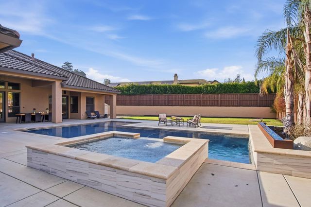 10407 Fox Borough Dr, Oakdale, CA 95361