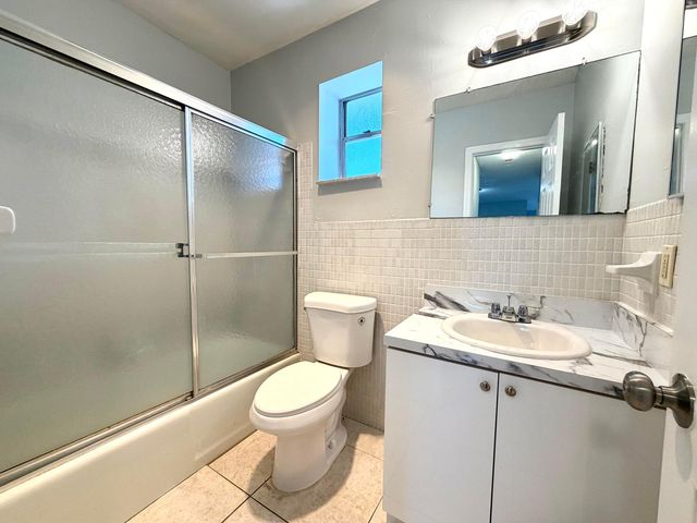 615 NE 10TH Street 204, Hallandale Beach, FL 33009