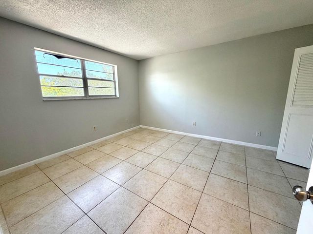 615 NE 10TH Street 204, Hallandale Beach, FL 33009
