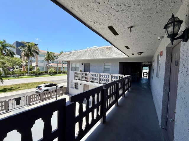 615 NE 10TH Street 204, Hallandale Beach, FL 33009