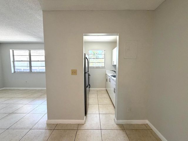 615 NE 10TH Street 204, Hallandale Beach, FL 33009