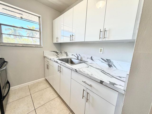615 NE 10TH Street 204, Hallandale Beach, FL 33009