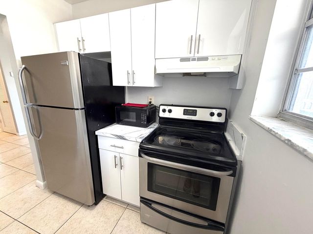 615 NE 10TH Street 204, Hallandale Beach, FL 33009