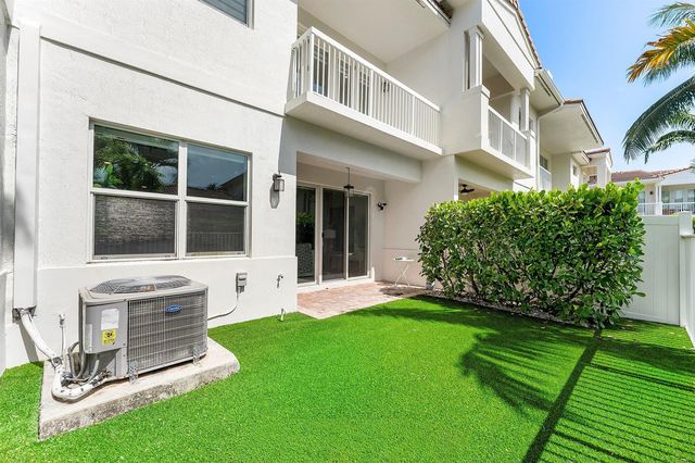 100 NW 69th Circle 52, Boca Raton, FL 33487