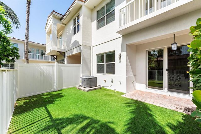 100 NW 69th Circle 52, Boca Raton, FL 33487