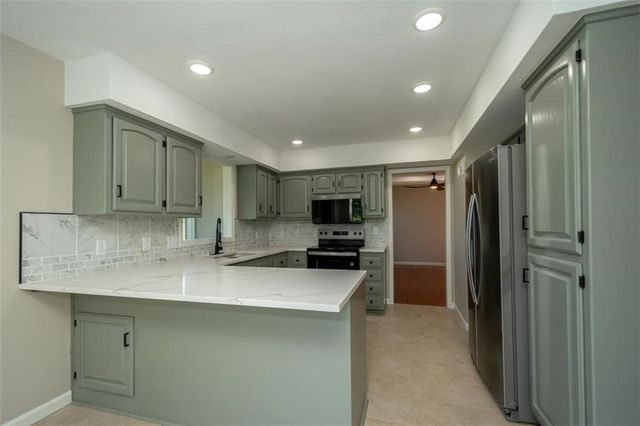 820 E 1000 Road, Lawrence, KS 66047