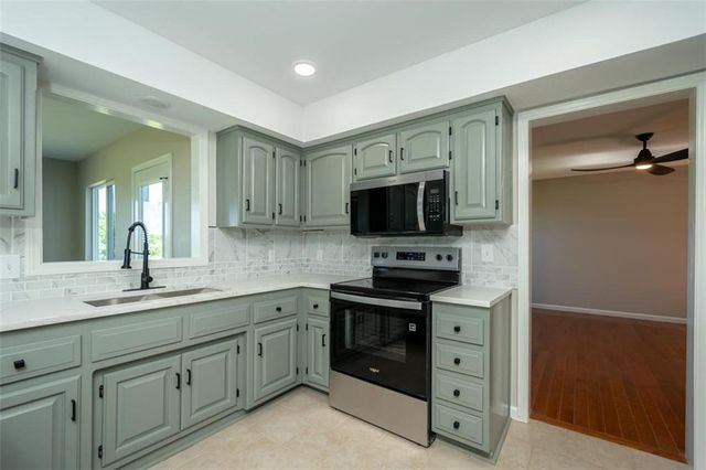 820 E 1000 Road, Lawrence, KS 66047