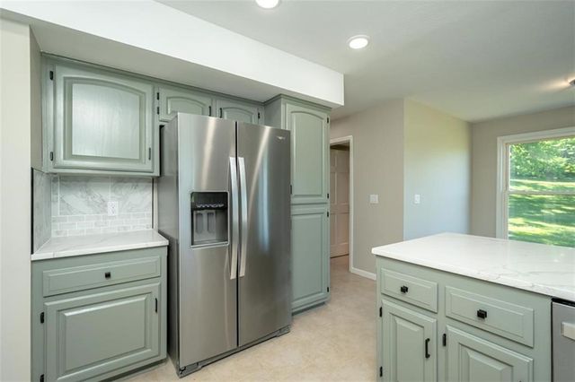 820 E 1000 Road, Lawrence, KS 66047