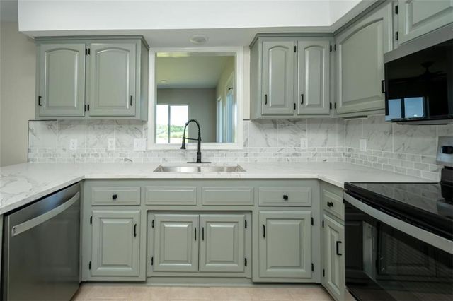 820 E 1000 Road, Lawrence, KS 66047