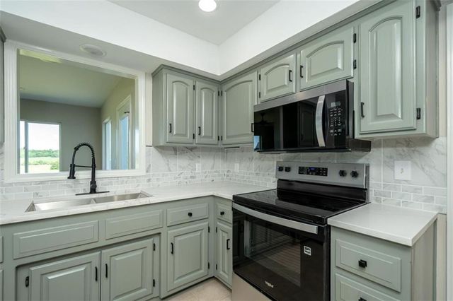 820 E 1000 Road, Lawrence, KS 66047