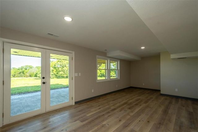820 E 1000 Road, Lawrence, KS 66047