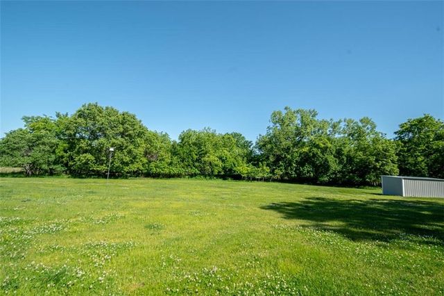 820 E 1000 Road, Lawrence, KS 66047