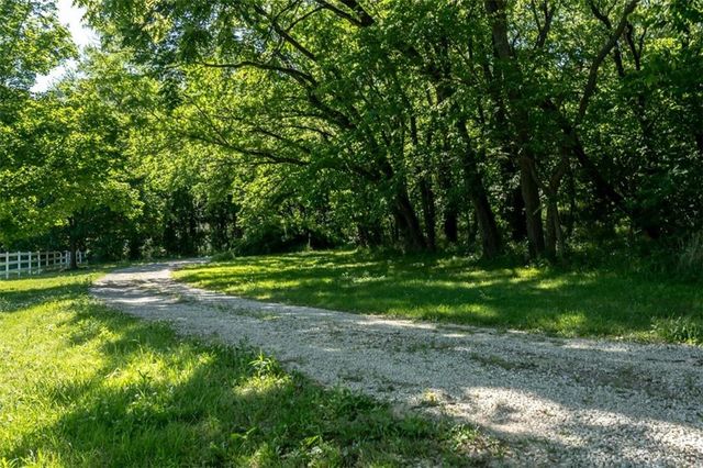 820 E 1000 Road, Lawrence, KS 66047