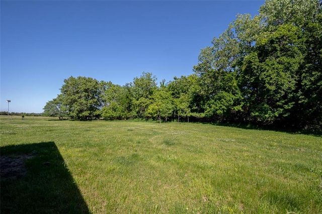 820 E 1000 Road, Lawrence, KS 66047