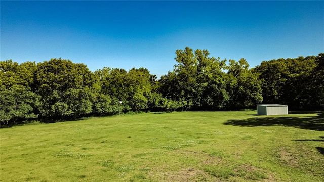 820 E 1000 Road, Lawrence, KS 66047