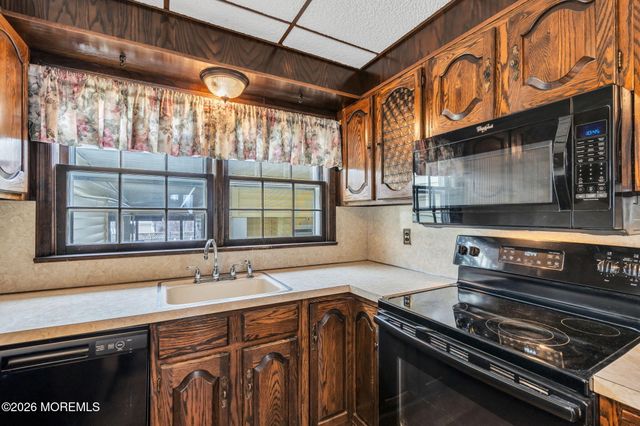 17 Crestview Drive, Middletown, NJ 07748