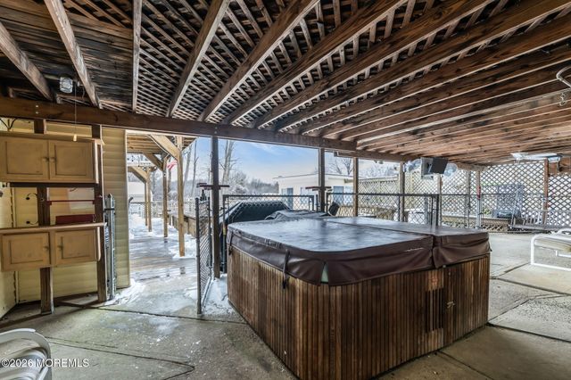 17 Crestview Drive, Middletown, NJ 07748