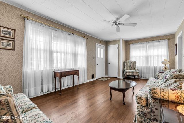 17 Crestview Drive, Middletown, NJ 07748