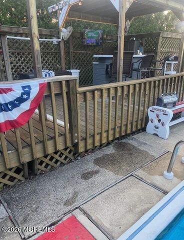 17 Crestview Drive, Middletown, NJ 07748