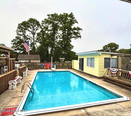 17 Crestview Drive, Middletown, NJ 07748