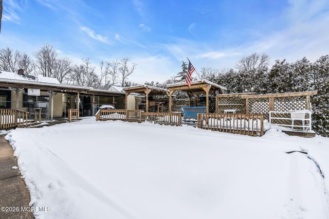 17 Crestview Drive, Middletown, NJ 07748