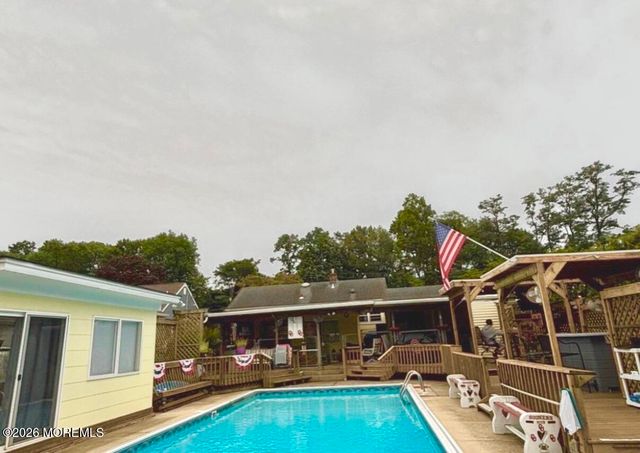 17 Crestview Drive, Middletown, NJ 07748