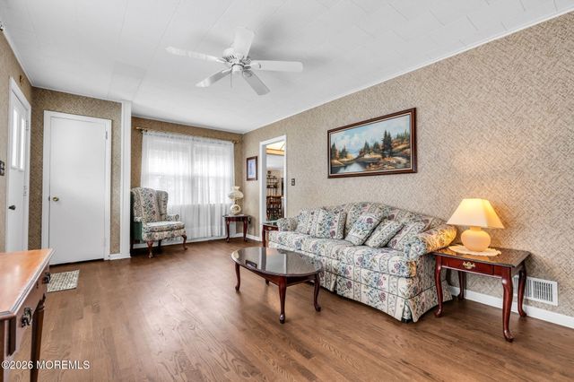 17 Crestview Drive, Middletown, NJ 07748