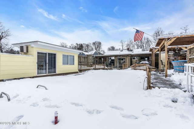 17 Crestview Drive, Middletown, NJ 07748