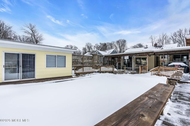 17 Crestview Drive, Middletown, NJ 07748