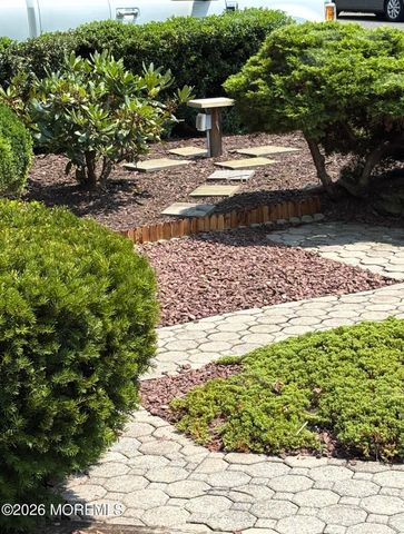 17 Crestview Drive, Middletown, NJ 07748