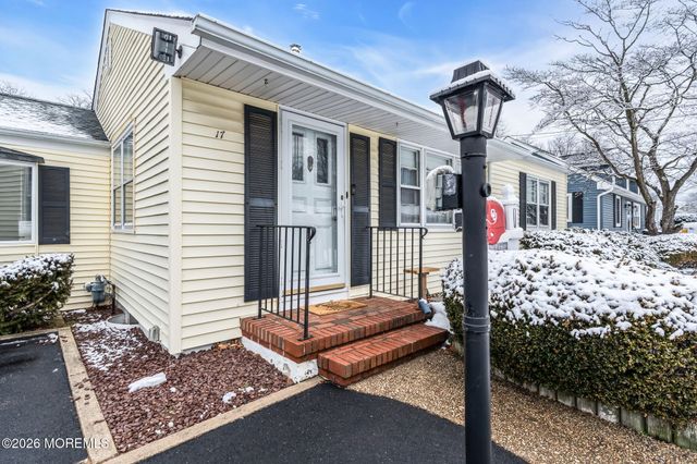 17 Crestview Drive, Middletown, NJ 07748