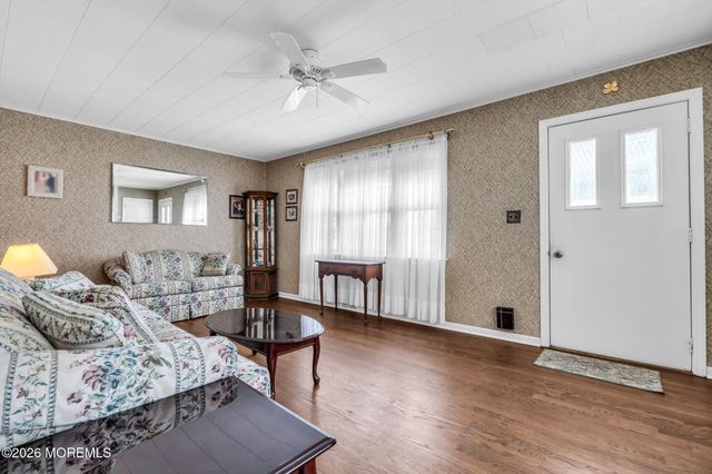 17 Crestview Drive, Middletown, NJ 07748