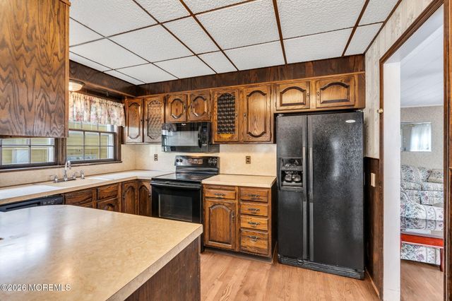 17 Crestview Drive, Middletown, NJ 07748