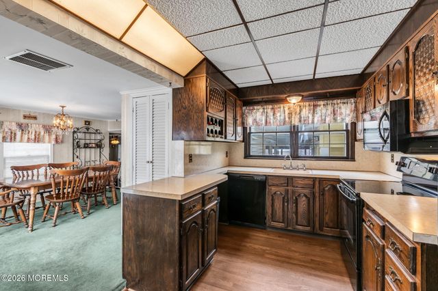 17 Crestview Drive, Middletown, NJ 07748