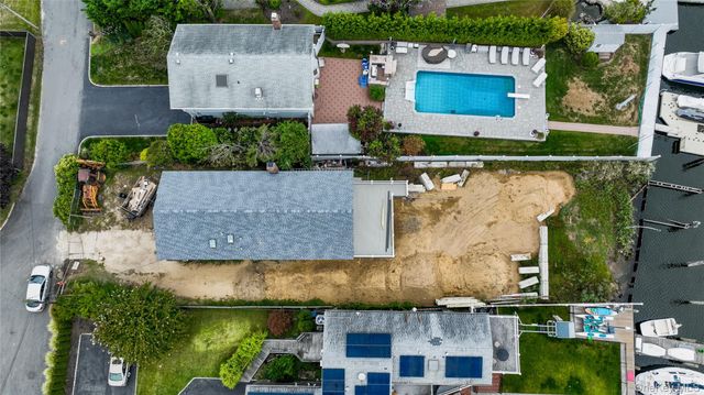 750 Shore Walk, Lindenhurst, NY 11757